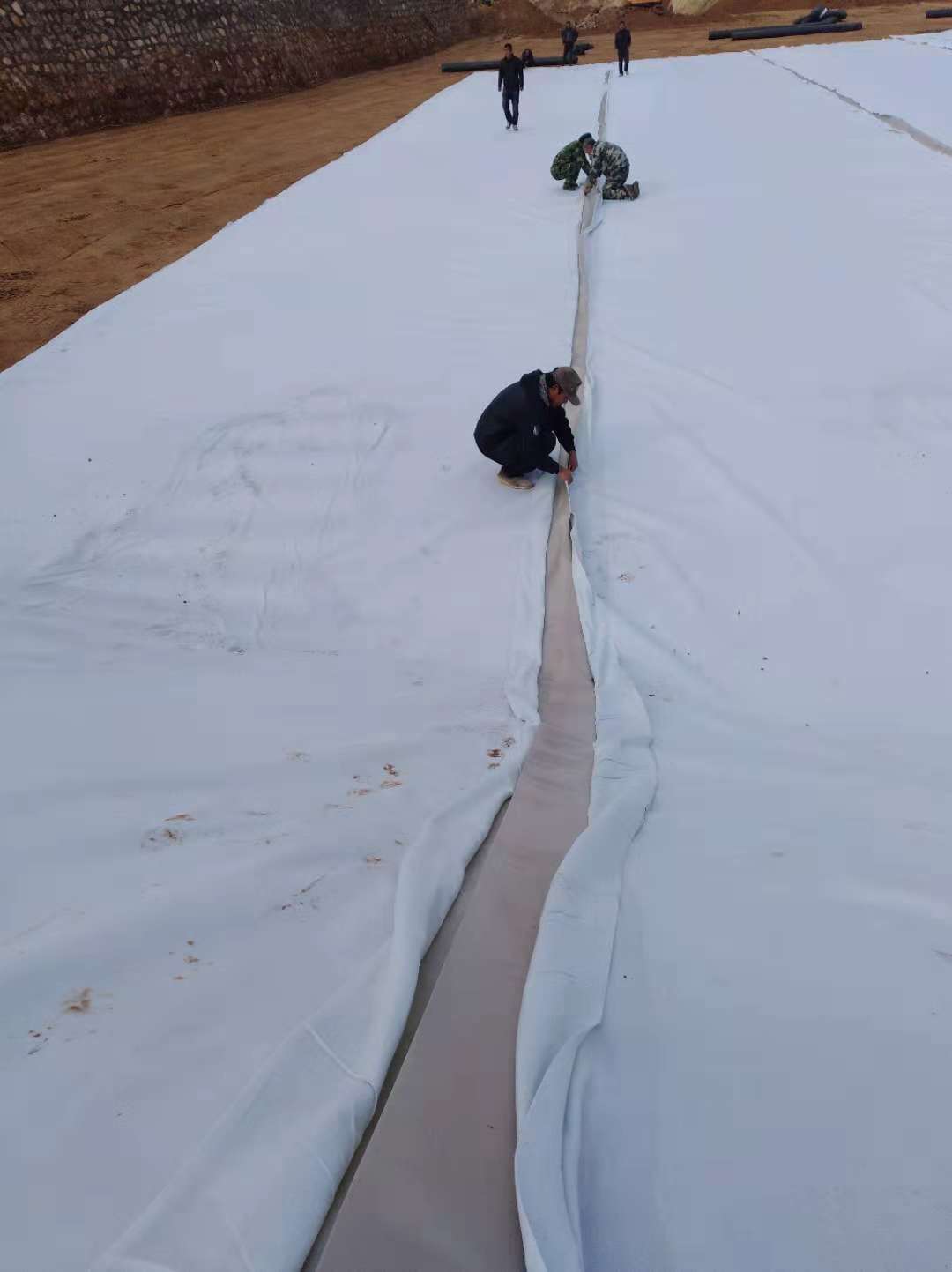 HDPE防滲膜自身缺陷對(duì)工程有什么影響?