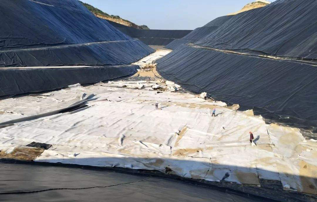 復合土工膜的平鋪和斜鋪有什么不同?